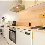 Ideal Pro & Couple - 2 Theme Boho Chic Rdc & Dandy 1er Etage - Quartier Calme - Jardin - Wifi Hd - Smart Tv - Parking Gratuit - Proche Centre & Transports - Ask Апартаменты