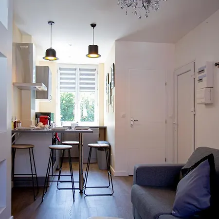 Apartment Boho Chic Duo: Tranquil Garden Retreat With Modern Comforts *
