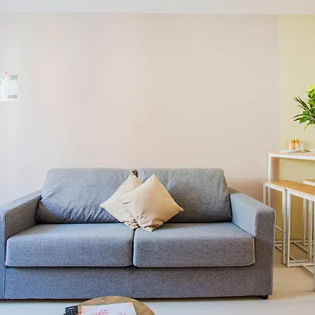Apartment Boho Chic Duo: Tranquil Garden Retreat With Modern Comforts